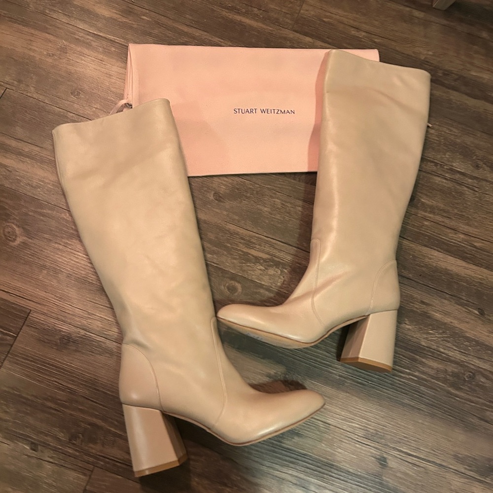 Stuart Weitzman Flareblock 85 Leather Heeled Boots - Dune - Picture 13 of 14